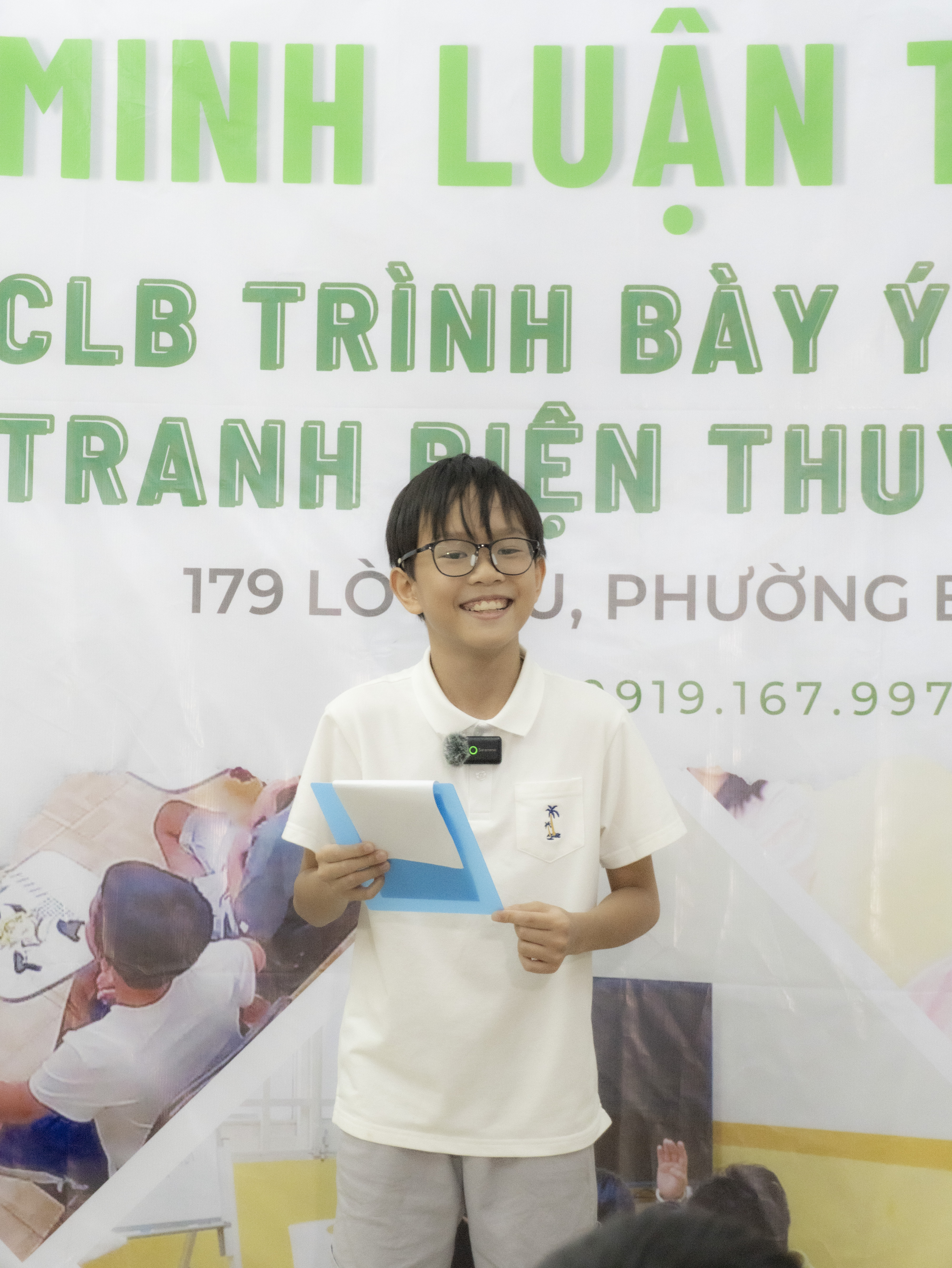 Học viên nam tự tin thuyết trình trước lớp
