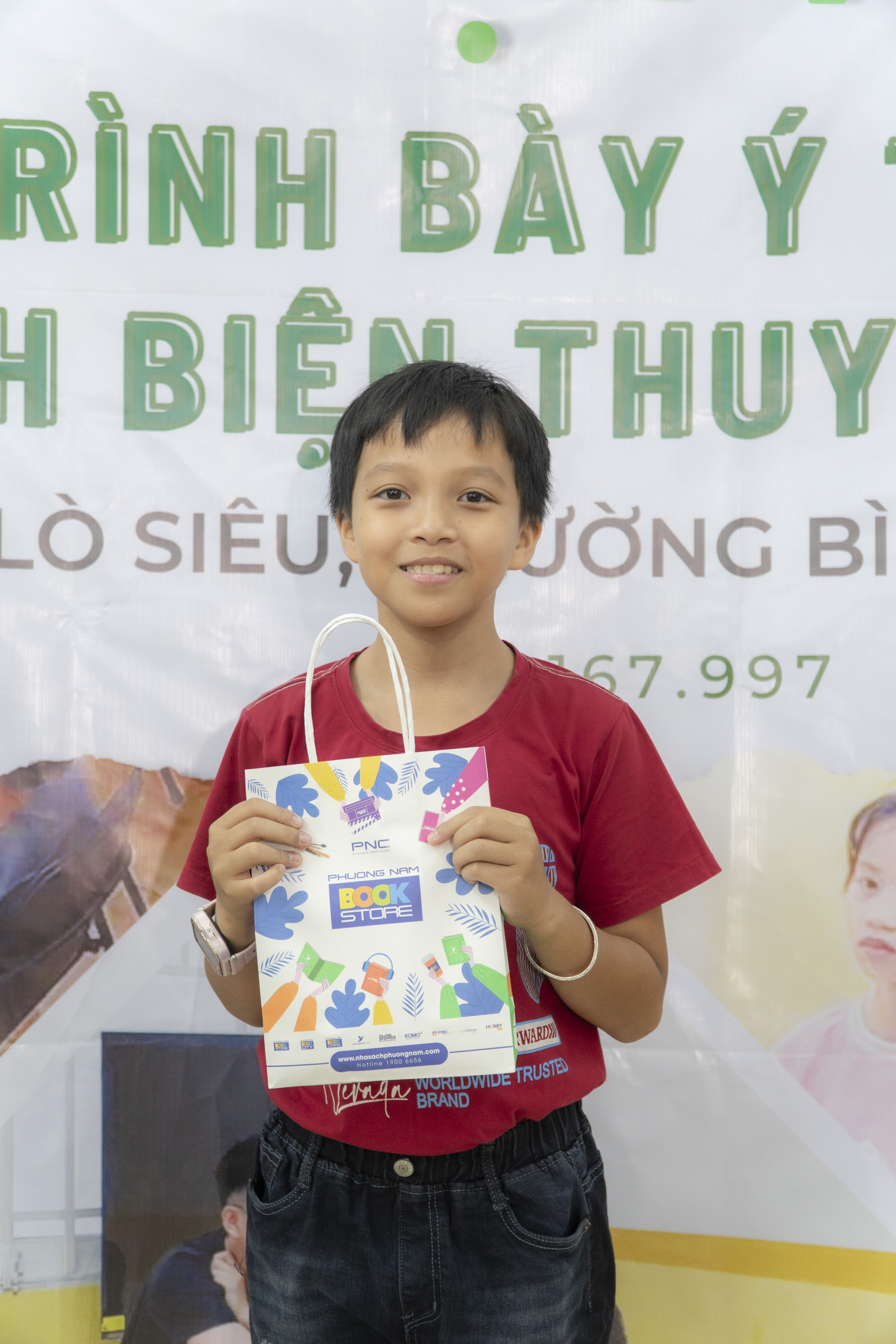 Học viên nam vui mừng nhận phần thưởng