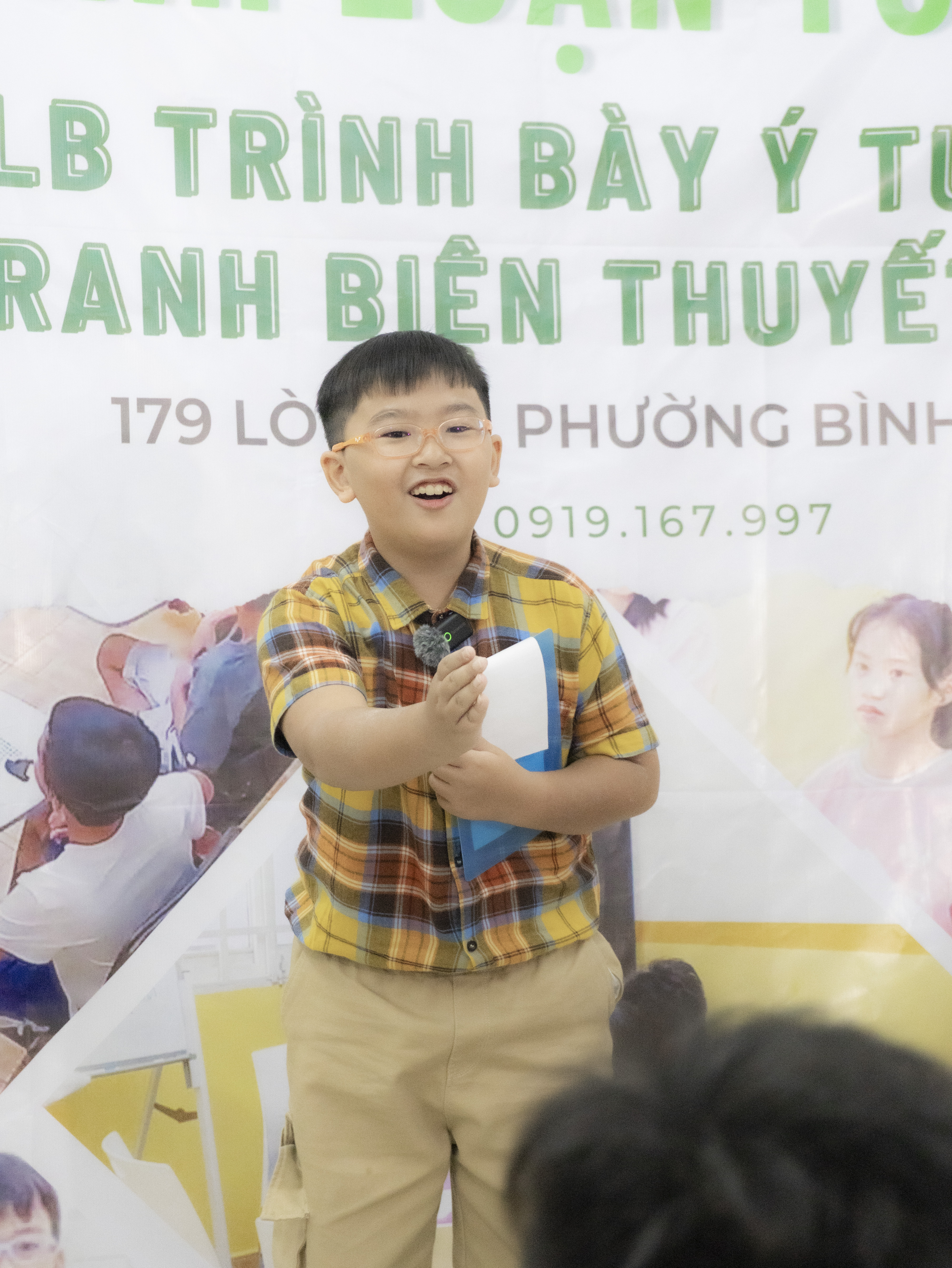 Một học viên nam khác đang hăng hái phát biểu