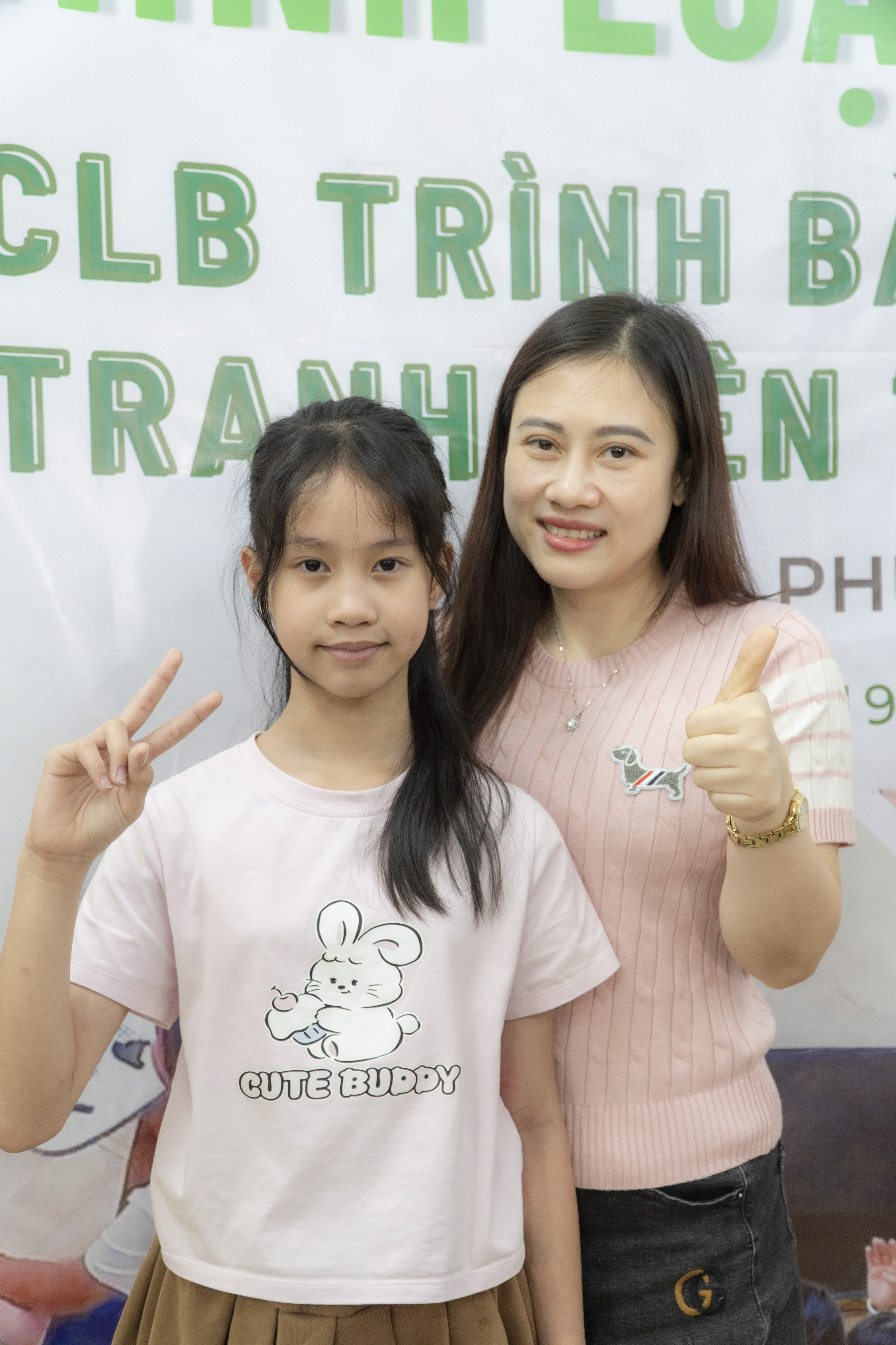 Cô giáo và học viên nữ vui vẻ chụp ảnh kỷ niệm