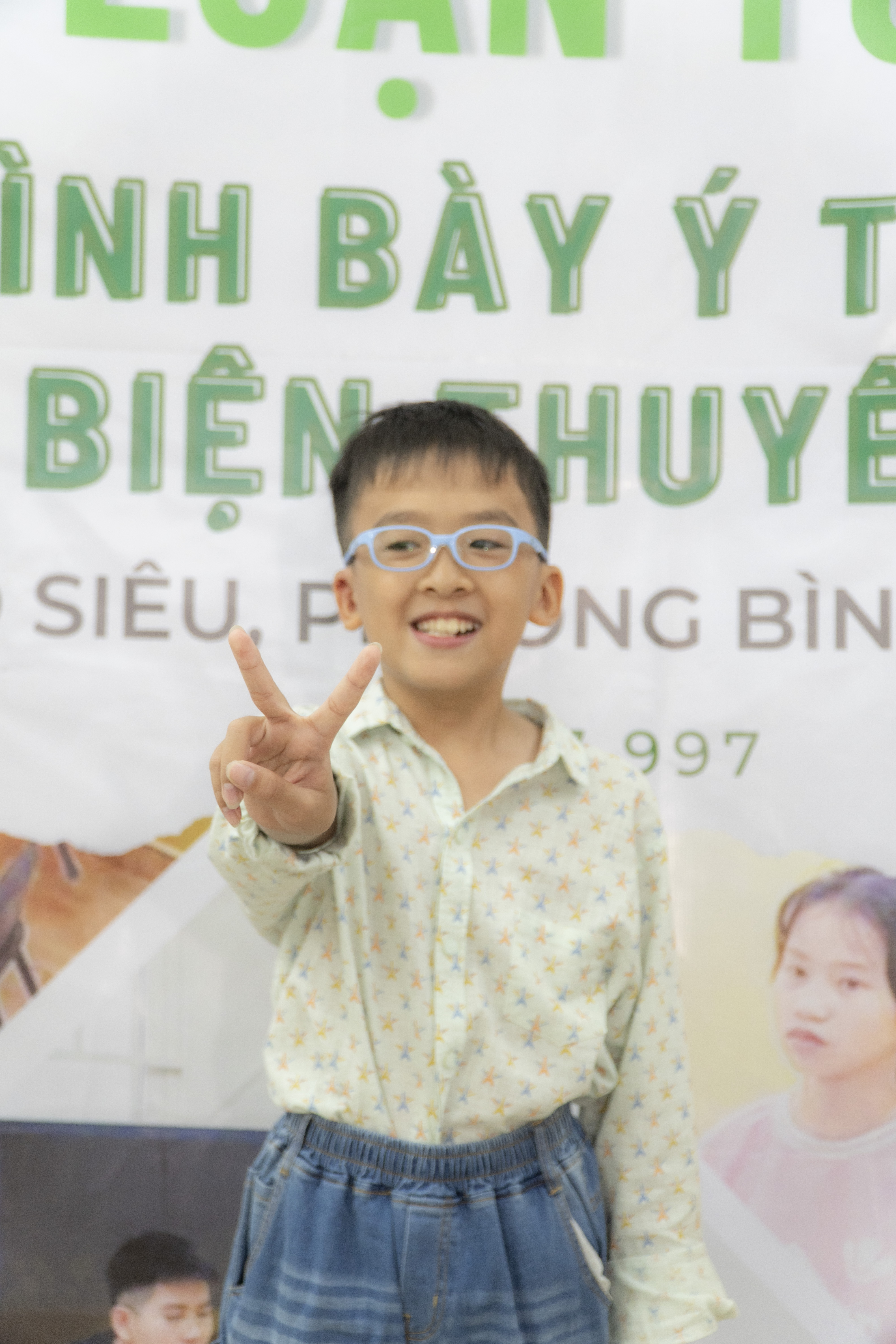 Học viên nam vui vẻ tạo dáng chụp ảnh